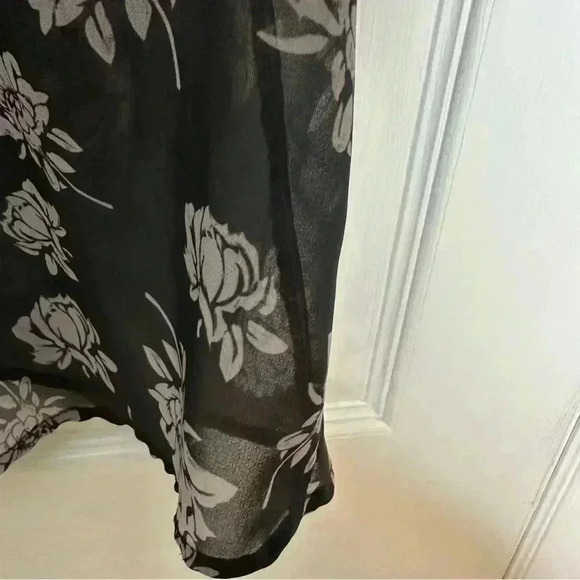 Sheer Kimono Floral Black & White Size  Medium / Large - Picture 7 of 16